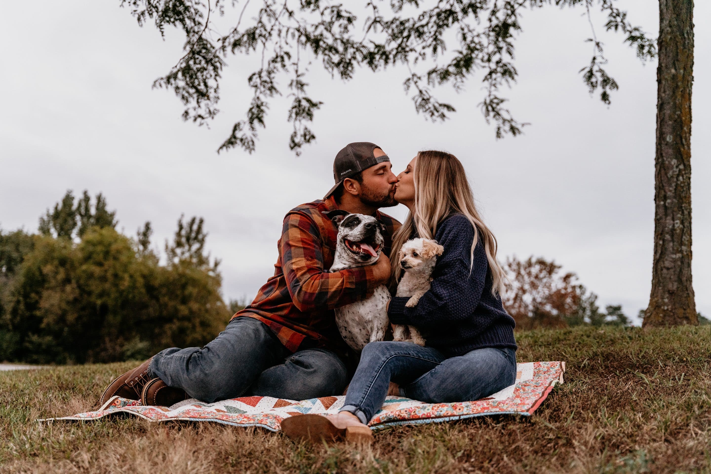 25 Couples Photoshoot Ideas in Kansas City (Date Nights, Anniversaries, and At-Home Sessions)